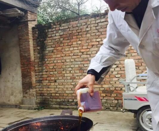 老中醫熬制黑膏藥的全過程，做法很地道，你見過沒？