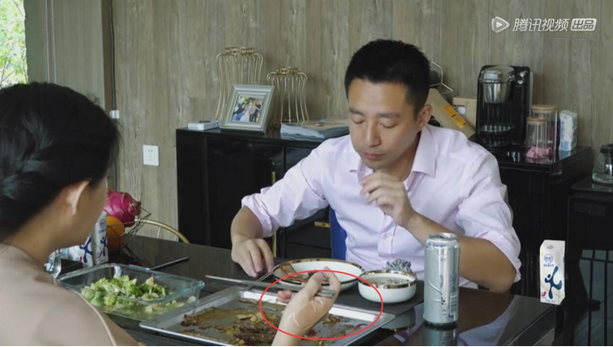 大s手上為什么一直貼著膏藥，知道真相后網友都笑了 