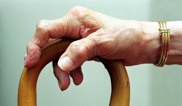 類風濕關節炎疼得要死？還不快貼膏藥！